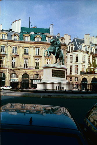Paryu017c 11.10.96 Pl.Vendome - Palais Royal - 09 - Plac Zwyciestw-posag Ludwika XIV.jpg